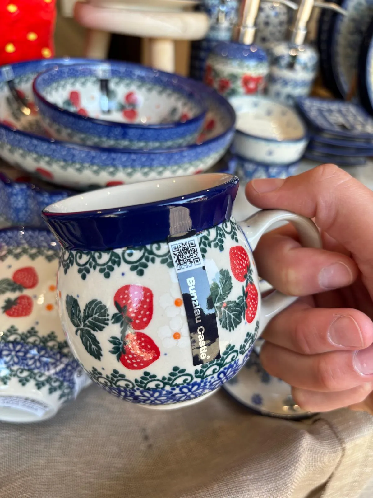 Bunzlau Castle handgestempelde mok met aardbeien